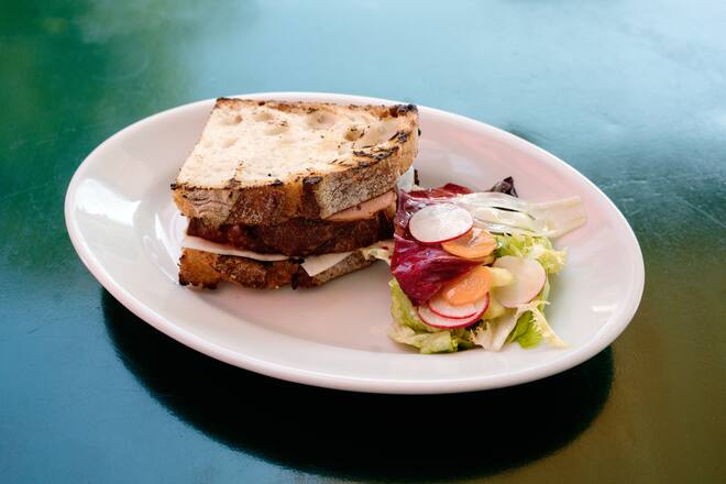 Fleisch-Käse Sandwich im Restaurant Metzg in Zürich