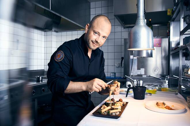 Küchenchef David Klocksin, Gericht: Apero 20/20: Gänseleberpraline mit rotem Portwein, roh mariniertem schottischem Lach mit Muschelschaum, Pastinakencannelloni mit Chorico, Cone mit Rauch-Aal-Crème und US-Filet, gebackene Kalbsbäckchen; 20/20 Restaurant Mövenpick, Zürich, am 31.05.2017, Foto Lucian Hunziker