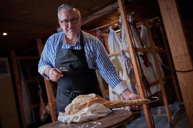 Simplon Dorf, le 1er février 2024,Fabian Molinari, de MOLINARI SEMPIONE , Nous propose des cours de salaisons pour petits et grands, parfois suivi dâun de ces magnifique risotto, safran, curry, dâune viande grillée au feu de bois et son beurre café de paris maison , et toujours une viande séchée en amuse bouche avec de lâhuile dâolive bio de Sicile , et ses coupelle en fromage remplis de raviolis a la viande bien sûr, © Sedrik Nemeth