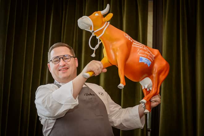 Le chef de lâannée 2022, Benoit Carcenat de lâhôtel Valrose reçoit une vache par lâéquipe de Suter viande ce vendredi 9 décembre 2022 à Rougemont. (© Gabriel Monnet)