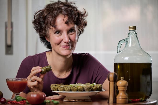 Pauline Seiterle, nouvelle présentatrice RTS de Côté Jardin, ex-M. Jardinier, cuisine des rouleaux à base de feuilles de vigne fourés de riz, légumes et agrumes pour un portrait gourmand de Gault & Millau, le mardi 6 septembre 2022 à Préverenges. (© Gabriel Monnet)
