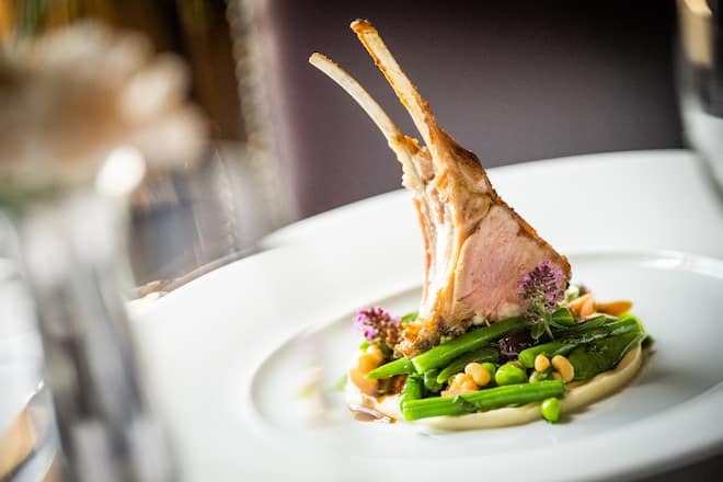 Fabrizio Zanetti, Suvretta House 2022: Zuozer Berglamm auf lauwarmem Bohnengemüse