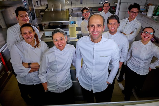 Zermatt, le 22 février 2026, Hôtel Mont Cervin. Avec son directeur Rafael Biner et son cuisinier du Mont Cervin René Kockelkoren, et ceux du Capri comme Salvatore Elefante et Ana Vichy, nous présentent un menu , 1 Ostrica Mandorla agrume et romarin, 2 Pezzogna maturata, , 3 Tagliolini con gamberi Rossi, 4. Ravioli di coniglio all?ischitrana 5. Sorbetto al limone ed erbe , Frutti di Bosco, Riso e Sakura © sedrik nemeth