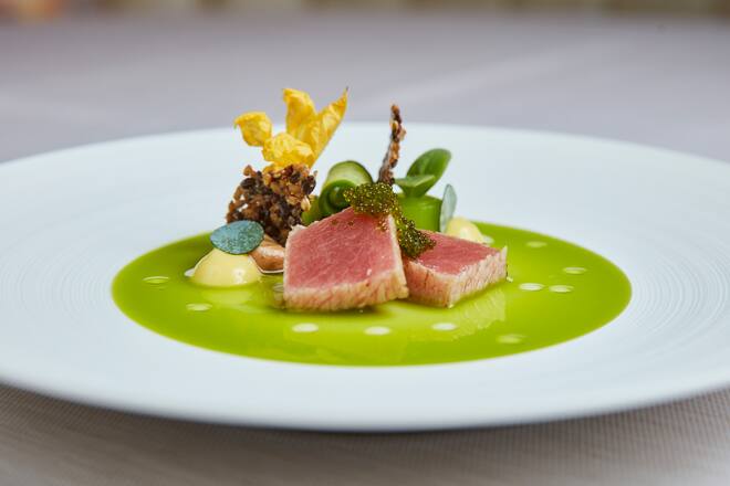 "Thunfischbauch, Dhilado Austern, Gurke und Yzu" von Stefan Heilemann, Ecco in Zürich, 12.04.2018, Foto Lucian Hunziker