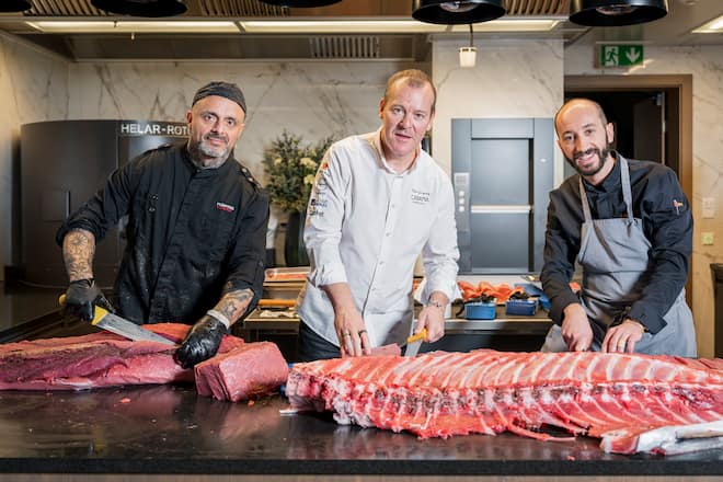Tuna Cutting Show, the Art of Tuna Four-Hands-Dinner im Hotel Grace in St. Moritz. Juan Pedro RodrÃguez, Pablo González-Conejero und Andrea Bonini (v.li) fotografiert am 24. Februar 2026. Bild Yanik Bürkli