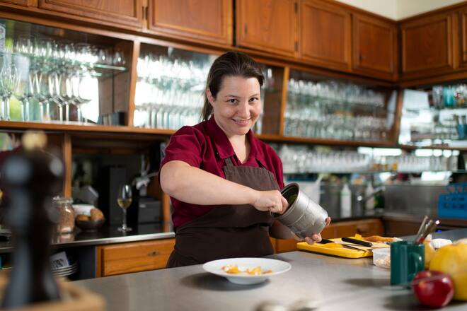 21.09.2020; St.Gallen: NEU getestet - Helvetia in St. Gallen; Svenja Bellmann beim anrichten eines Dessert, Popcorn Pannacotta, Minz Apfel, Creme Popcorn und Basilikum Sorbet. © Valeriano Di Domenico