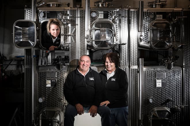 Valérie, fille de Gilbert et Cathy Fischer du domaine des Papillons posent dans leur caveau, le mardi 15 février 2022 à Chenaux. (© Gabriel Monnet/ Gault & Millau)