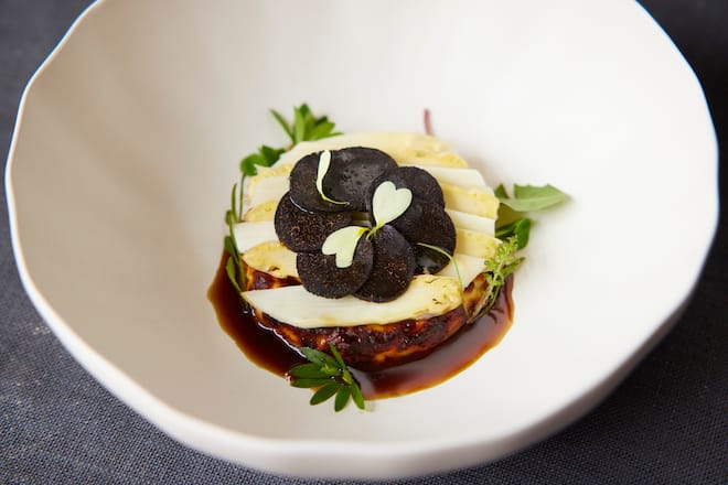Eingemachte Spargeln mit Trueffel Vinaigrette und Ricotta al forno von David Heimer aus dem Restaurant Josef in Zürich