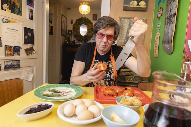 Director's Cut: Michael Steiner mit seinem liebsten Küchenutensil, dem superscharfen Gemüsemesser.