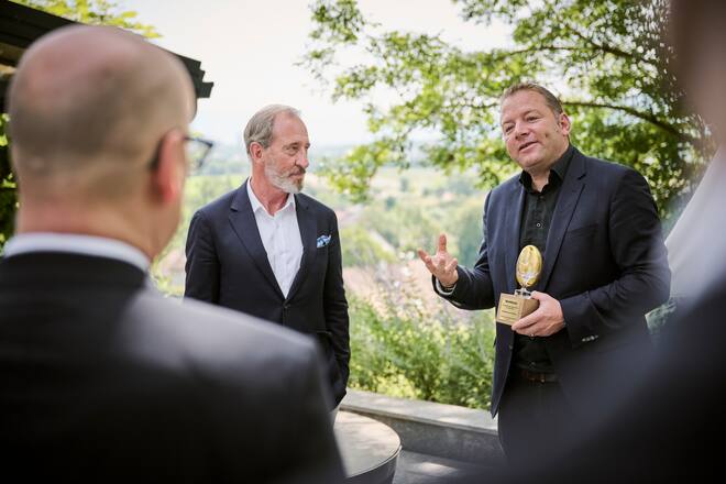 Dominique Niederhauser von Nespresso und Knut Schwander von Gault&Millau richten einige Worte an den Gastgeber des Jahres" 2024 Esteban Valle und überreichen ihm einen Preis. Er wird von Küchenchef Philippe Chevrier und seinem Team begleitet, am Freitag, den 18. Juni 2024, in der Domaine Châteauvieux in Satigny. (© Gabriel Monnet)