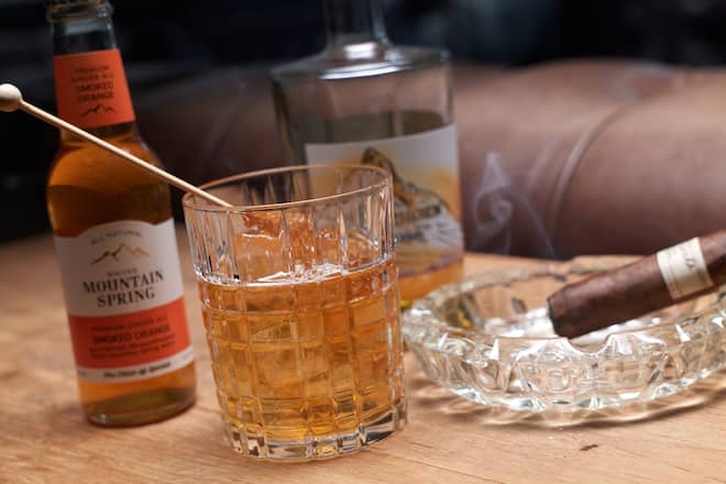 Zermatt, le 6 février 2024 ,Hôtel Zermatterhof Peter Zimmermann, le sommelier de lâhôtel nous concocte des cocktail a la bas de Swiss Mountain Spring , ici le smoked orange, avec le single malt Matterhorn Whisky , de Alpine Gourmet Prato Borni n © Sedrik Nemeth