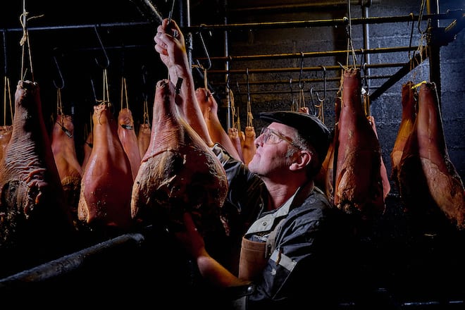 Romont, le 8 janvier 2026 ,Christian Deillon, boucher Charcutier nous présente son Jambon de la Borne avec son fils Jérôme qui reprendra prochainement la boucherie et continuera de perpétrer la tradition de ce Jambon © sedrik nemeth