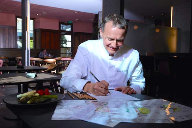 Sierre, le 24 mars 2022, Didier deCourten nous présente sa carte de Printemps © Sedrik Nemeth