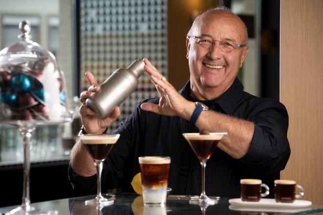 Louis Villeneuve,ancien maitre d'hotel à l'Hotel de ville de Crissier présente 4 cocktails de à base de café froid en collaboration avec Nespresso