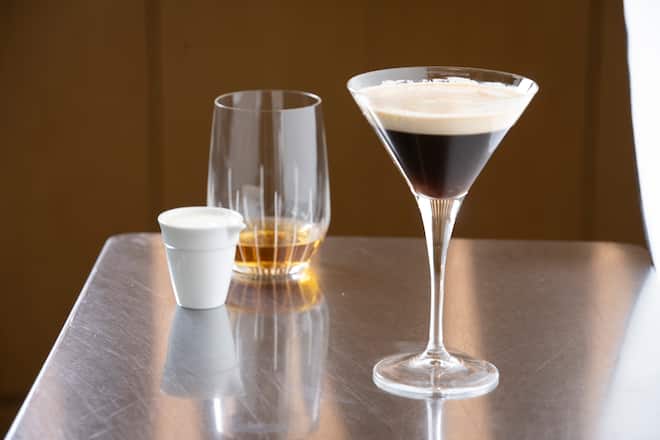 Louis Villeneuve,ancien maitre d'hotel à l'Hotel de ville de Crissier présente 4 cocktails de à base de café froid en collaboration avec Nespresso. Irish coffee