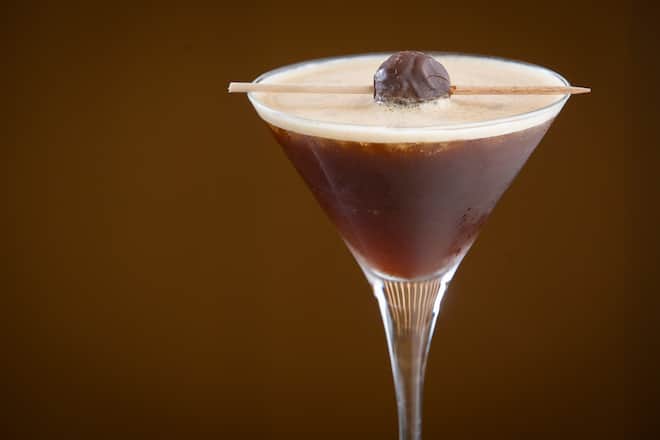 Louis Villeneuve,ancien maitre d'hotel à l'Hotel de ville de Crissier présente 4 cocktails de à base de café froid en collaboration avec Nespresso.Ici Amaretto café