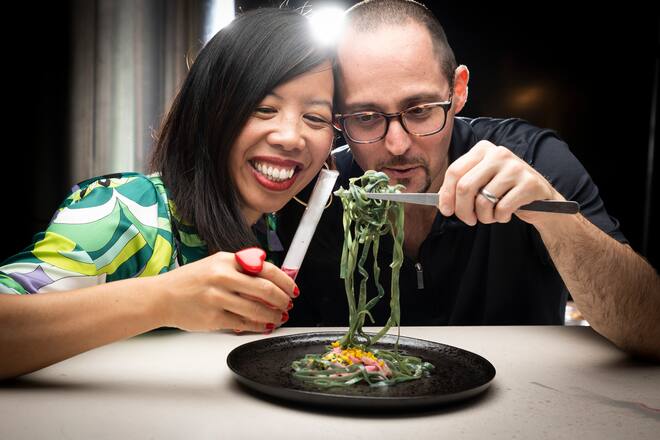 Dao Nguyen et Pasquale Altomonte, couple de cuisinier passionnés.Elle participe à Masterchef sur France 2 dès le 23 août.Ici chez eux à Meyrin