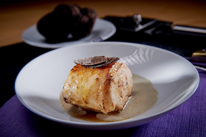 Crans Montana, le 9 décembre 2022 Chez les Ravet, petite restauration et oenothèque , Nicolas Quinche, Léo Quinche, Nathalie Ravet, Bernard et Ruth Ravet, nous présentent : Chapon sauce suprême truffée © Sedrik Nemeth