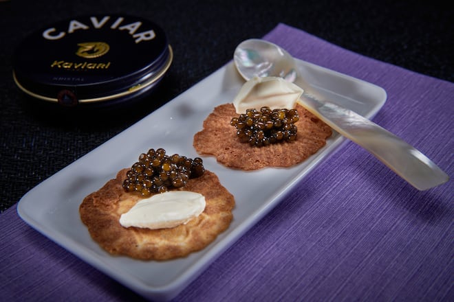 Crans Montana, le 9 décembre 2022 Chez les Ravet, petite restauration et oenothèque , Nicolas Quinche, Léo Quinche, Nathalie Ravet, Bernard et Ruth Ravet, nous présentent : Bricelets et Caviar et sa crème double © Sedrik Nemeth