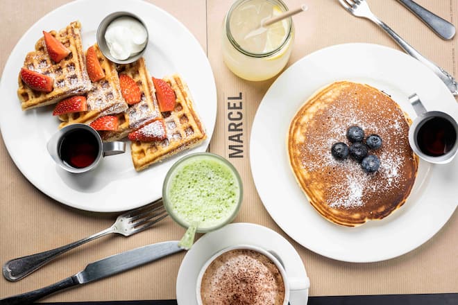 Le restaurant "Marcel" place de Rive à Genève. ici Pancakes et Waffles Green juice et citronnade maison