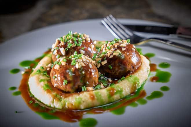 Siviez Nendaz, le 24 septembre 2024, Adrien et Klara, tenanciers du Vieux Nendaz, sâimmergent avec leurrais chasseur le temps dâune journée afin de comprendre la difficulté a chasser du gibier local, et nous présentent un pâté en croute de bouquetin et un attrait de chasse de chamois © Sedrik Nemeth