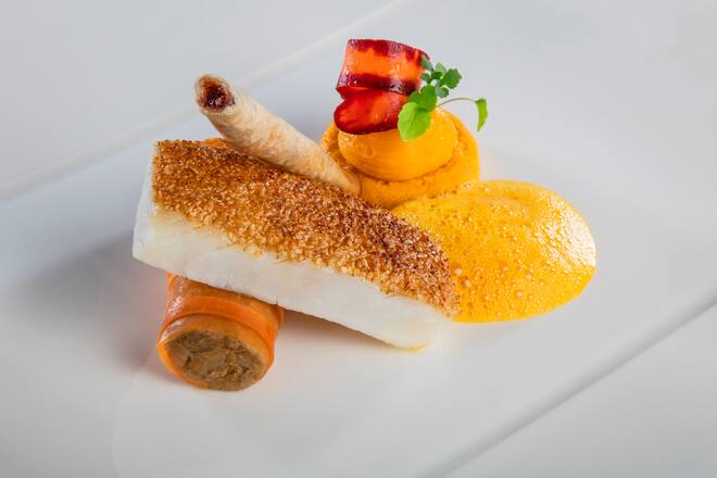 LIEU JAUNE RÔTI AU SÉSAME, ENDIVES ET CAROTTES ACIDULÉES