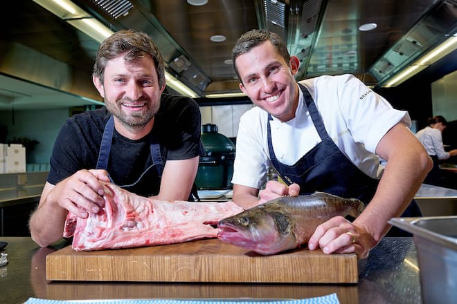 Hellers Watchlist 2026 Savièse , le 8 mai 2025, Gilles Varone invite Raphael Maye dans son univers ou il nous présente une déclinaison dâasperges de chez Bianco et sa sauce hollandaise fumée au foin , et sa roulade dâ agneau en crépine , et son filet de Sandre du Valais, avec comme sommelièreLise Donier Méroz © sedrik nemeth