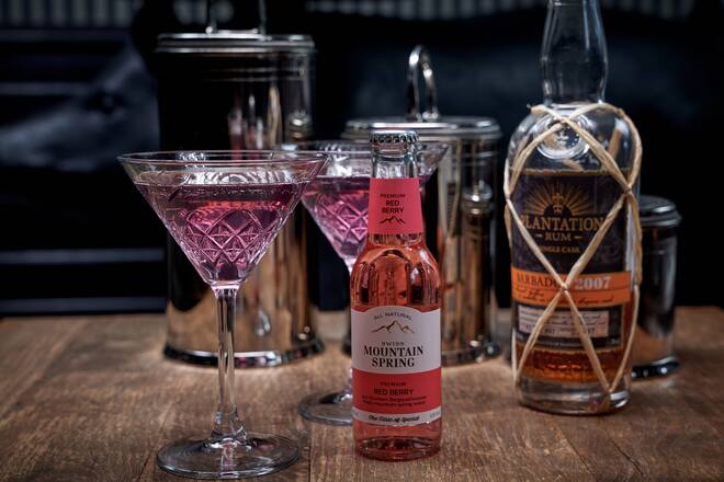 Zermatt, le 6 février 2024 ,Hôtel Zermatterhof Peter Zimmermann, le sommelier de lâhôtel nous concocte des cocktail a la bas de Swiss Mountain Spring , ici le Lucie, Red Berry et Rum © Sedrik Nemeth