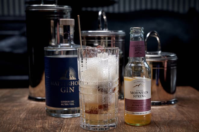 Zermatt, le 6 février 2024 ,Hôtel Zermatterhof Peter Zimmermann, le sommelier de lâhôtel nous concocte des cocktail a la base de Swiss Mountain Spring, ici le Alpine Bitter , abricots séchés et le Matterhorn Gin © Sedrik Nemeth