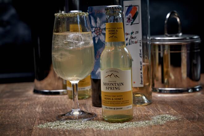 Zermatt, le 6 février 2024 ,Hôtel Zermatterhof Peter Zimmermann, le sommelier de lâhôtel nous concocte des cocktail a la bas de Swiss Mountain Spring , ici le Say Cheese Herbs and Honey, fleur dâabricot et liqueur dâedelweiss © Sedrik Nemeth