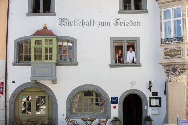 Wirtschaft zum Frieden. Fabrice mit Heidi Bischoff.