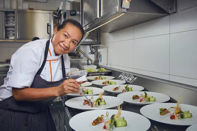Renu Homsomba, thailändische Köchin, zu Gast im Restaurant Ecco (Hotel Atlantis by Giardino) in Zürich, beim Anrichten von Teller Prawn in Crisp Rice Noodle, Chicken Satay, Sea Bass Summer Roll. Am 27.07.2017, Foto Lucian Hunziker