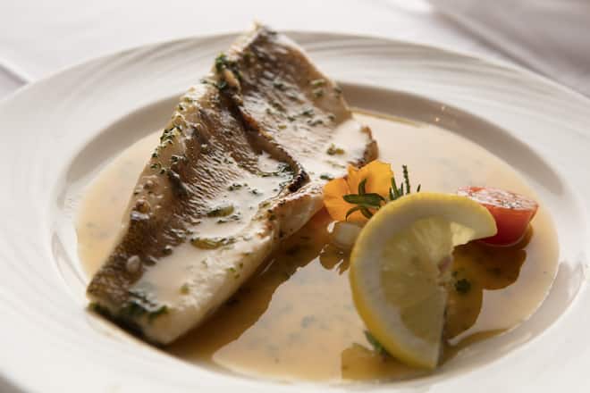Restaurant zur Stube. Zander gedämpft an Kräuter-Butter Weissweinsauce