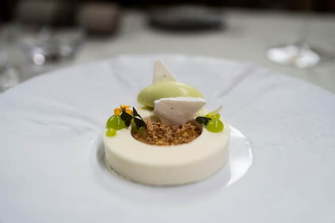 31.10.2022; Zürich: GMC - Ristorante Ornellaia; Dessert âMascarpone-Fenchelblüten-Mousse mit Apfelkommpott und Sorbetâ.  © Valeriano Di Domenico