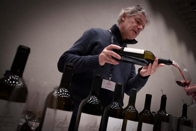 Jean-Pierre Pellegrin schenkt seinen Grand Cour Cabernet Franc&Sauvignon aus,Satigny, Genf,Geneve, Schweiz,Suisse,Svizzera,Switzerland,