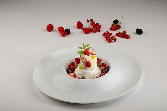 Pavlova mit Waldbeeren