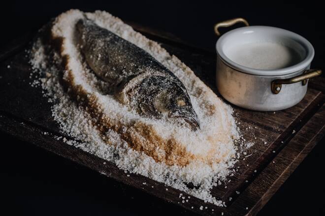 Wolfsbarsch von Luma Delikatessen in der Salzkruste