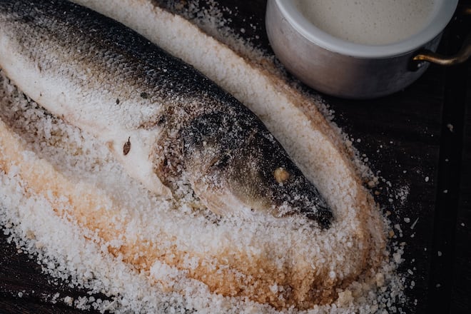 Wolfsbarsch von Luma Delikatessen in der Salzkruste