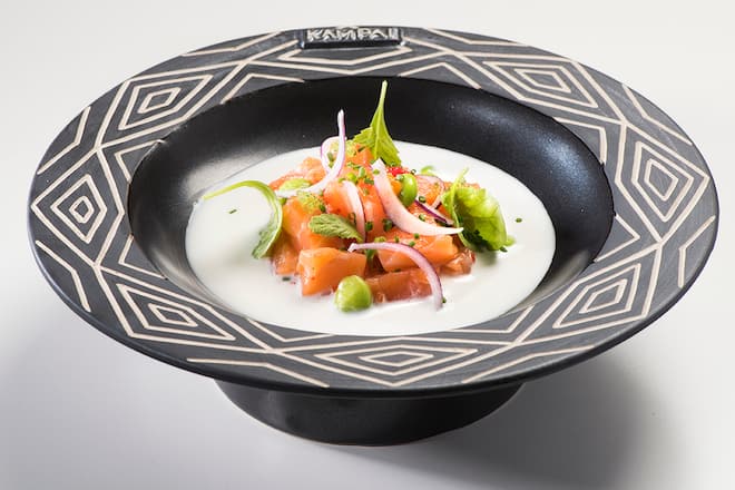 Ceviche coco: Saumon, leche de tigre à la noix de coco, piment jaune, ciboulette