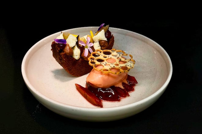 Brownie mit Zwetschgensorbet & -kompott.