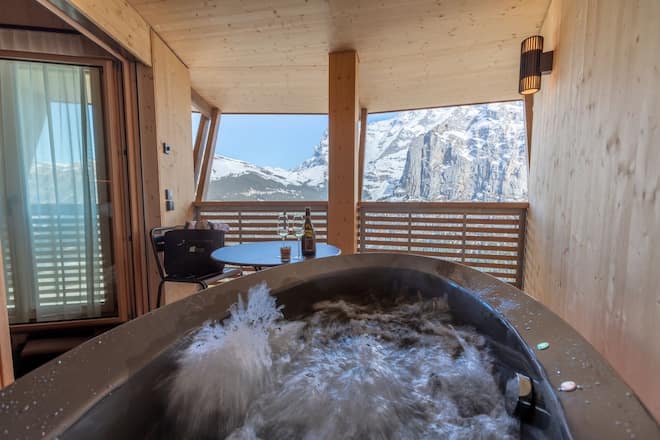Alpenpanorama der Extraklasse: In der Luxe Suite können Gäste die Aussicht aus dem privaten Whirl Pool geniessen.