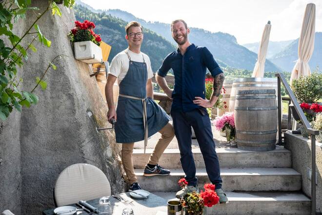 Alter Torkel, Jenins, Oliver Friedrich (l), Gatsgeber und David Esser, Koch, vor Eingang zum Restaurant