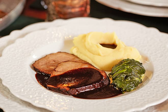 Gespickter Rindsbraten an dunkler Sauce