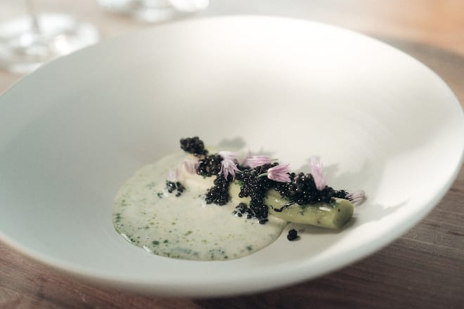 Verbrannter Lauch mit Beurre Blanc & Kaviar.