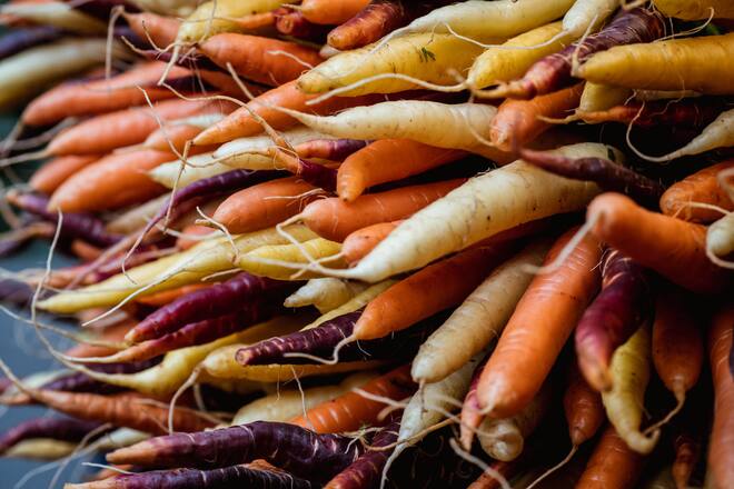 Arno Sgier (Chefkoch Restaurant Traube in Trimbach) besucht den Aarauer Rüeblimärt für sein Rüebli-Gericht: Geräuchertes Karottenpüree mit violetten Rüebli (Deep Purple) im Chiasamen-Mantel und Küttiger Rüebli - Mittwoch, 7.11.2018 - Copyright Olivia Pulver