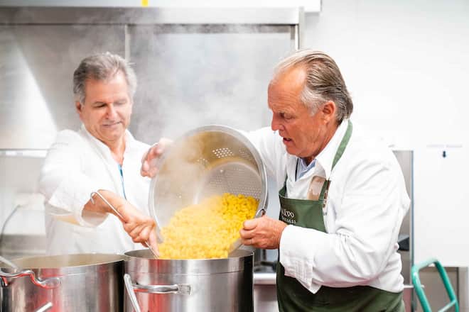 Dario Ranza, Martin Dalsass kochen Risotto und Gnocchi sardi für die Crew am Abend - Gault&Millau Garden Party - Sonntag, 15. August 2021 - Copyright Olivia Pulver