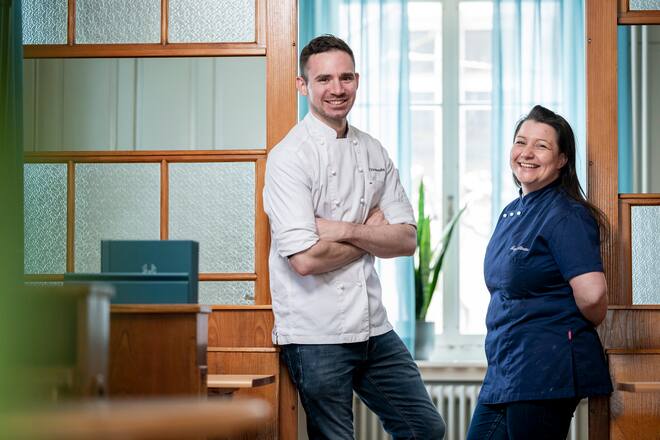 Adrian Nessensohn mit Ehefrau Svenja Bellmann in der Gaststube ihres Restaurants Heimat, in St. Gallen