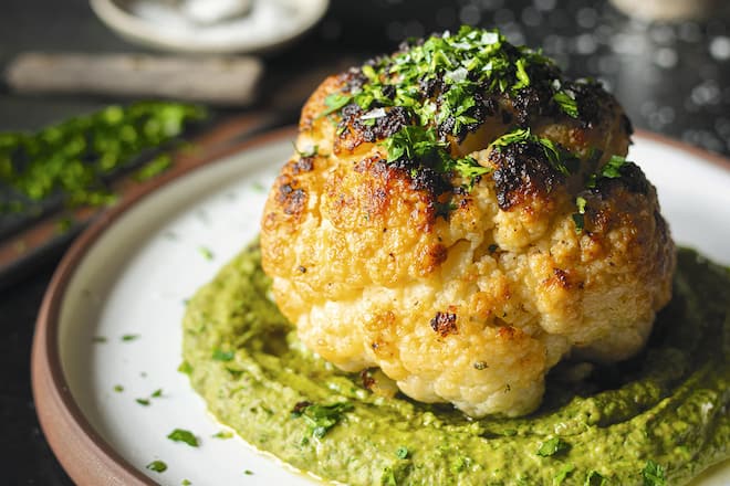 Rezept: Gebackener Blumenkohl mit weißer Bohnen- Petersilien-Creme