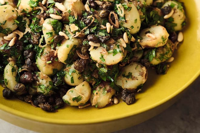 Bilder dürfen honorarfrei nur im Zusammenhang mit dem Kochbuch «Einfach Tanja» verwendet werden. Byline: Lukas Lienhard, AT Verlag / www.at-verlag.ch  Gericht: Röstikartoffel-Salat mit Zitronen-dressing