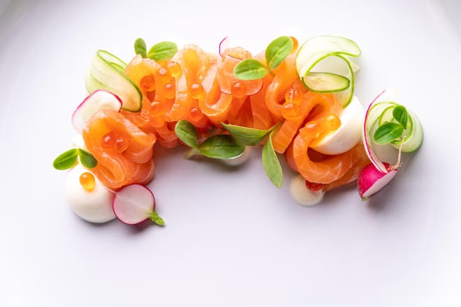 Die Bilder dürfen im Zusammenhang mit dem Buch «Seven Kitchens»! Das Kochbuch von Mike Wehrle verwendet werden. Copyright liegt bei Michael Wissing «Seven Kitchen» von Mike Wehrle, Corporate Culinary Director der Bürgenstock-Collection. 143 Rezepte, fotografiert von Michael Wissing.